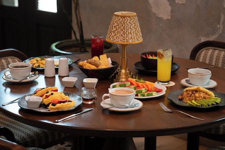 Desayuno a la carta incluido todos los días . Hotel Capellan de Getsemani