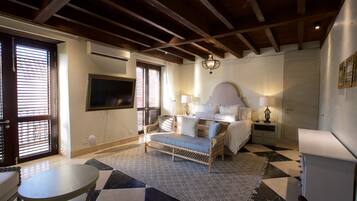 Junior Room, 1 King Bed | 1 bedroom, premium bedding, down comforters, in-room safe