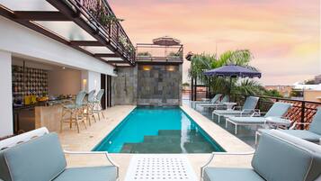 Sisäuima-allas, ulkouima-allas, aurinkovarjoja, aurinkotuoleja