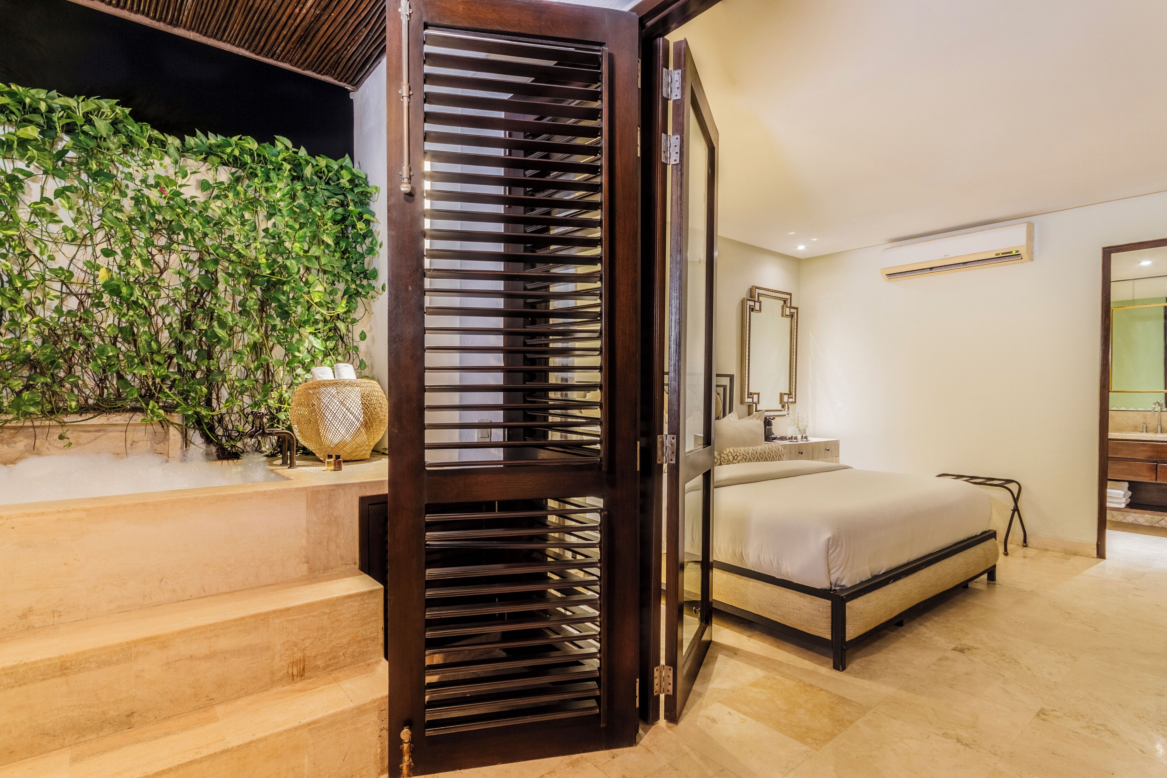 Chambre Supérieure, 1 grand lit, bain à remous