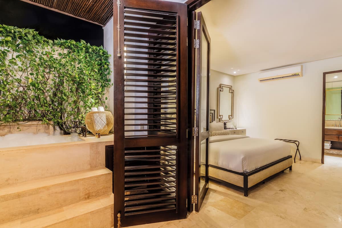 Superior con Jacuzzi | Ropa de cama de alta calidad y edredón