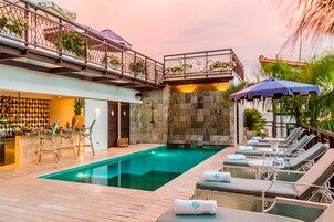 Εσωτερική πισίνα, εξωτερική πισίνα, ομπρέλες πισίνας, ξαπλώστρες