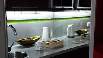 Loft | Cocineta privada | Refrigerador con congelador, microondas y tetera eléctrica