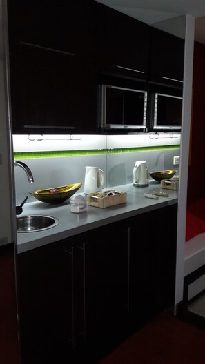 Loft | Private kitchenette | Full-size fridge, microwave, electric kettle, cookware/dishes/utensils
