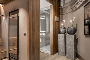 Junior-Suite, 1 King-Bett | Badezimmer | Dusche, Haartrockner, Bademäntel, Hausschuhe