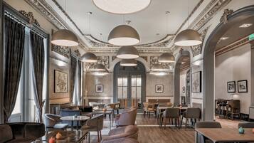 Serveert ontbijt, lunch en diner