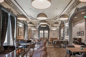 Breakfast, lunch and dinner served - Círculo Gran Vía, Autograph Collection - Adults Only (Madrid)