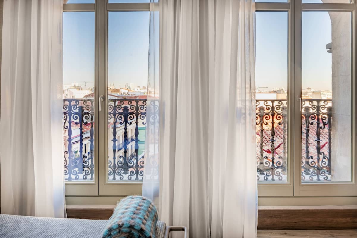 Deluxe Room, 1 King Bed, Non Smoking, Balcony (View)