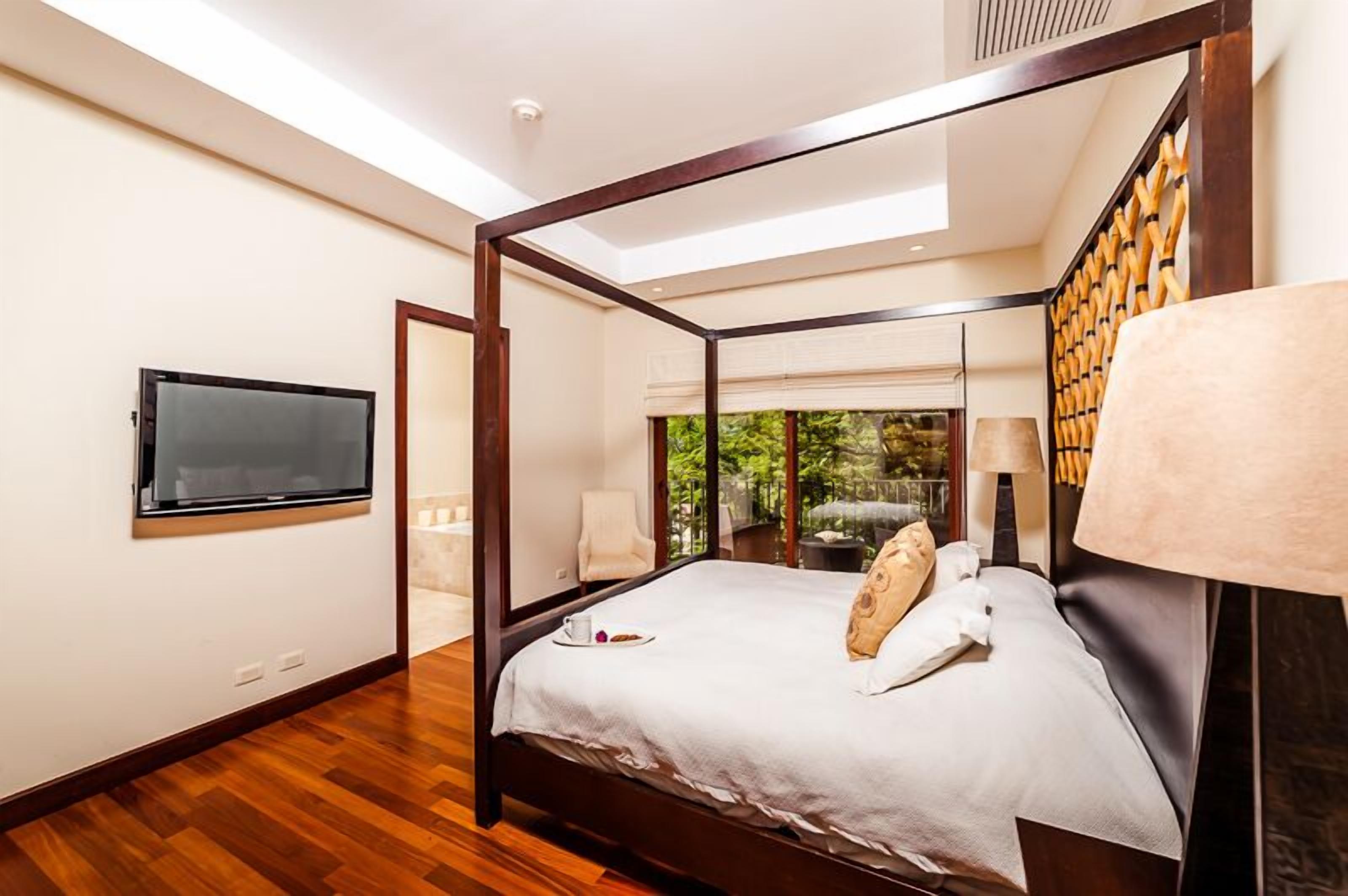 Premium bedding, iron/ironing board, free wired Internet