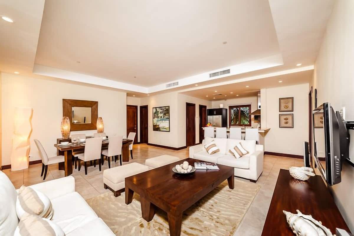 Apartment, 3 Bedrooms | Living room | 32-inch plasma TV with cable channels, TV, DVD player