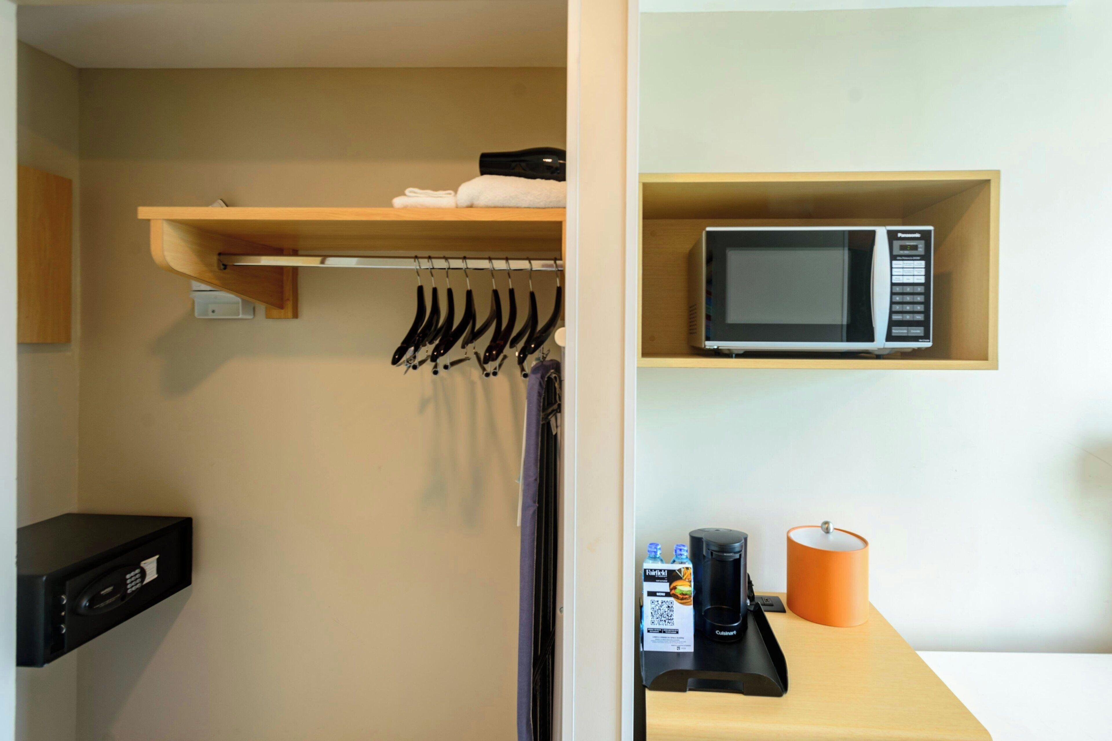 studio, 1 queen bed, non smoking | minibar, in-room safe, desk, iron/ironing board