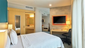 A hotel room with a bed, a desk, a television, and a bathroom. - Fairfield by Marriott San Salvador (Antiguo Cuscatlán)