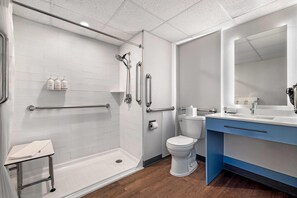 Habitación, 1 cama King size, con acceso para personas discapacitadas (Mobility, Roll-In Shower) | Baño para personas con discapacidad