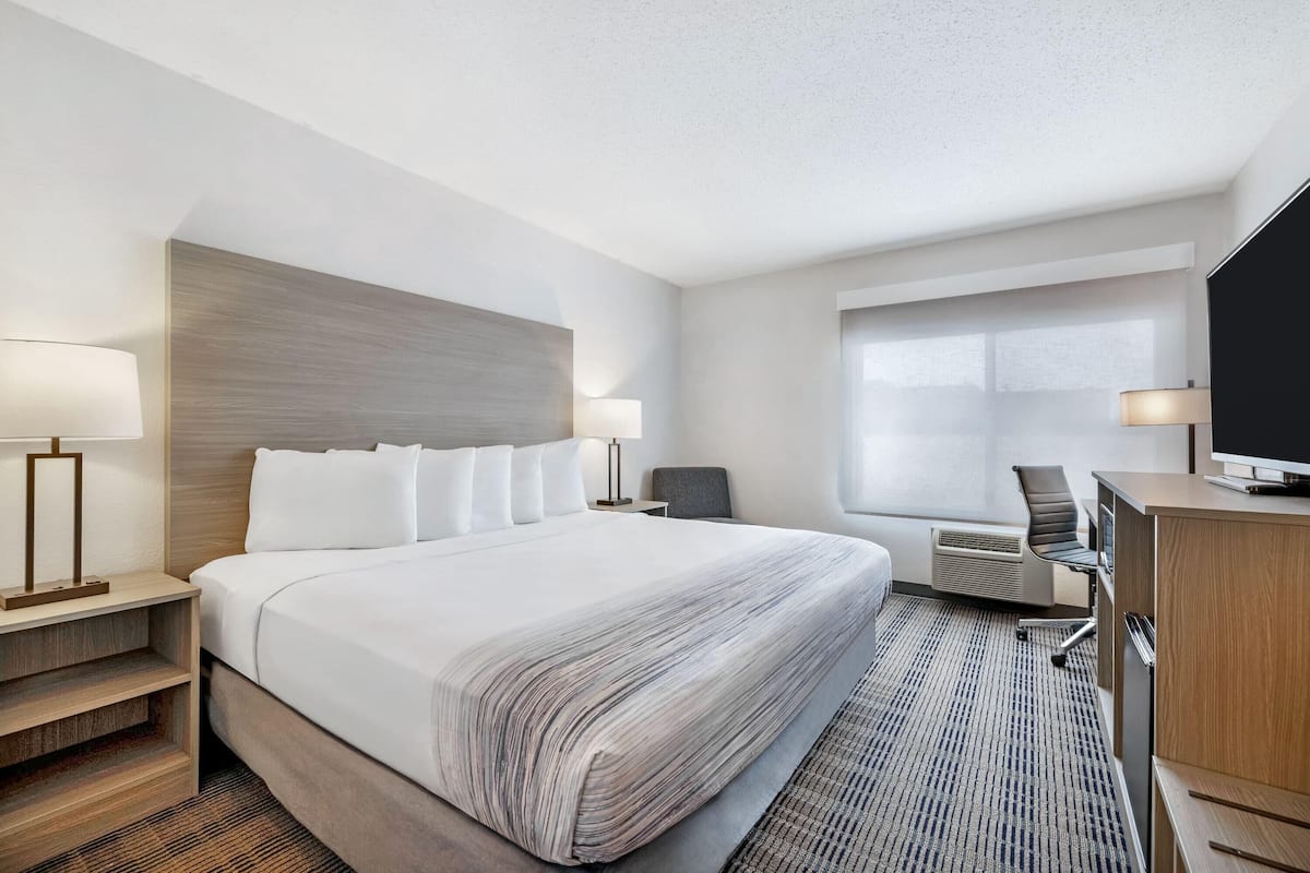 Allergitestet sengetøy, skrivebord og blendingsgardiner