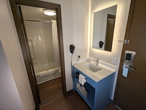 Artículos de tocador gratuitos, secador de pelo, toallas, jabón