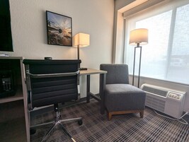Ropa de cama hipoalergénica, escritorio, cortinas opacas