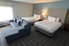 Suite familiar, varias camas, para no fumadores | Ropa de cama hipoalergénica, escritorio y cortinas blackout 