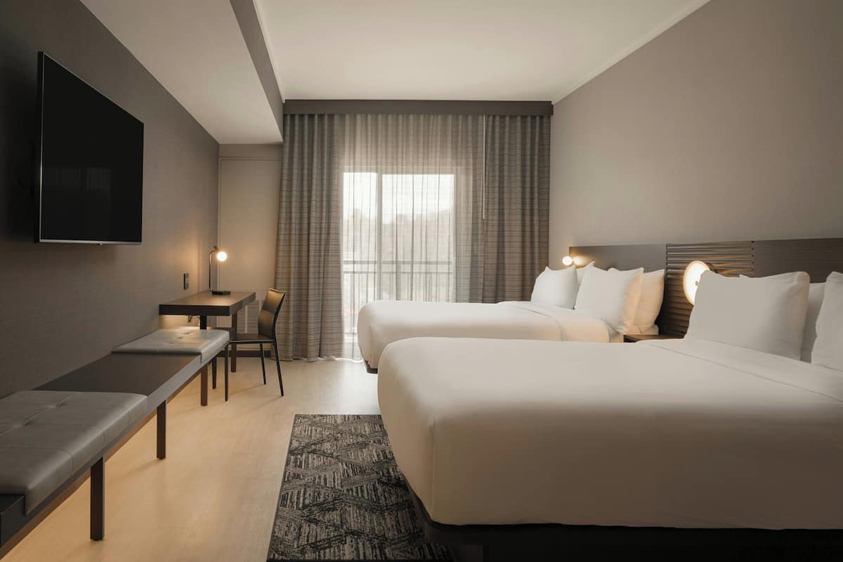 Kamer, 2 queensize bedden, balkon | 1 slaapkamer, luxe beddengoed, een kluis op de kamer, een bureau