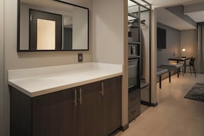 1 bedroom, premium bedding, in-room safe, desk