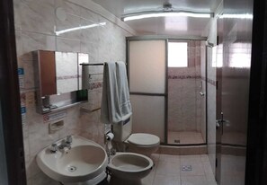 Deep-soaking bathtub, towels - Space (Cochabamba)