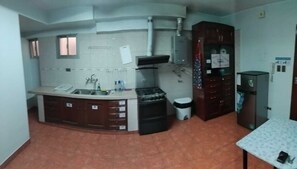 Full-sized fridge, microwave, oven, stovetop