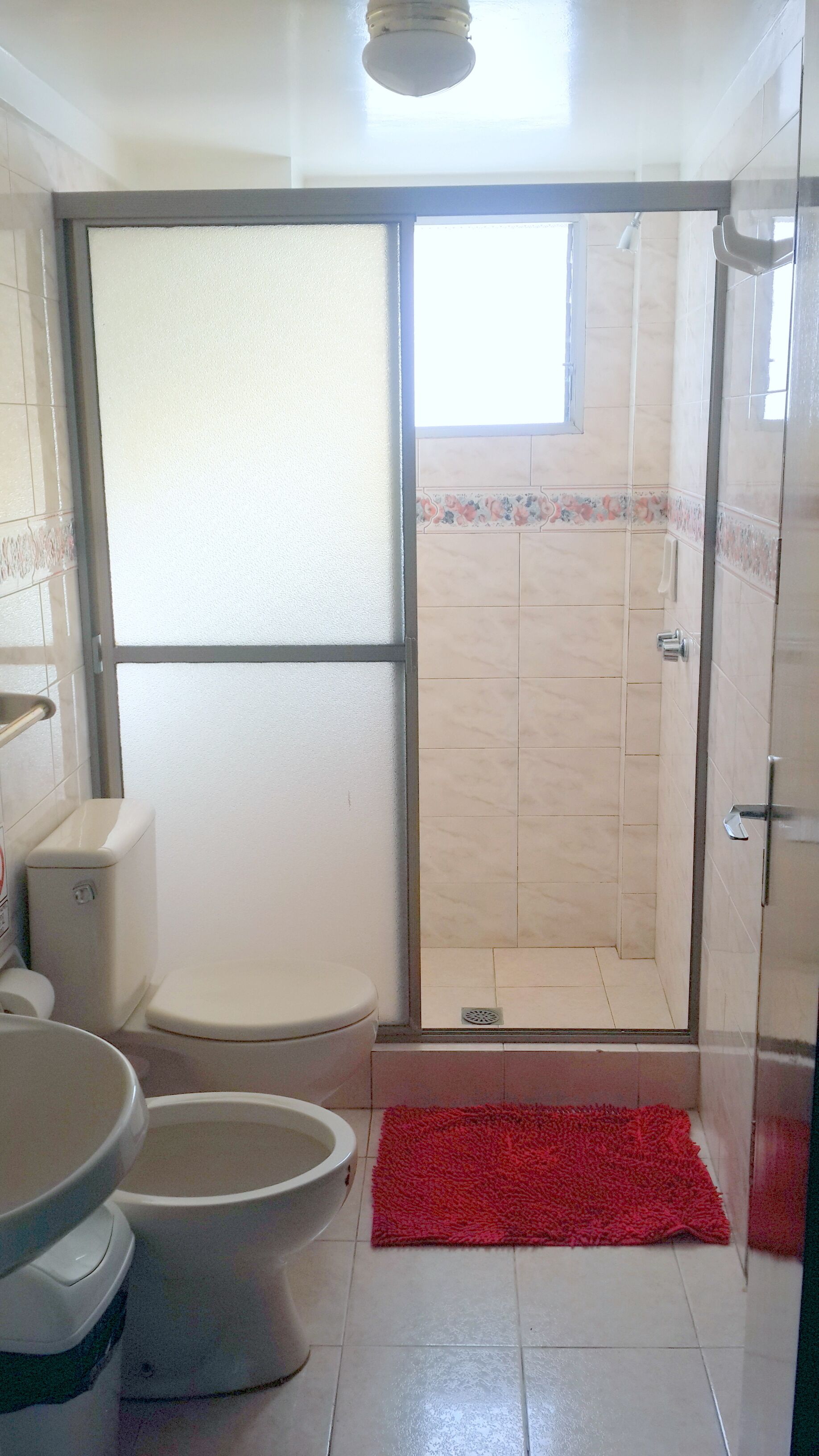 deep-soaking bathtub, towels