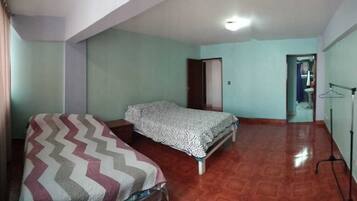Apartamento premium, 2 quartos, vista para a cidade | 2 quartos, edredons de pluma, ferros/tábuas de passar roupa