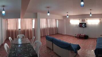 2 bilik tidur, gebar bulu kapas, seterika/papan seterika, cadar katil