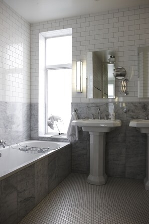 時尚公寓, 1 間臥室, 廚房, 城市景觀 | 浴室 | 淋浴/浴缸二合一、全浸式浴缸、免費盥洗用品、吹風機