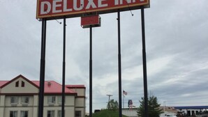 A sign for the Deluxe Inn.