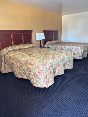 Standardzimmer, 2 Queen-Betten | Kostenloses WLAN, Bettwäsche