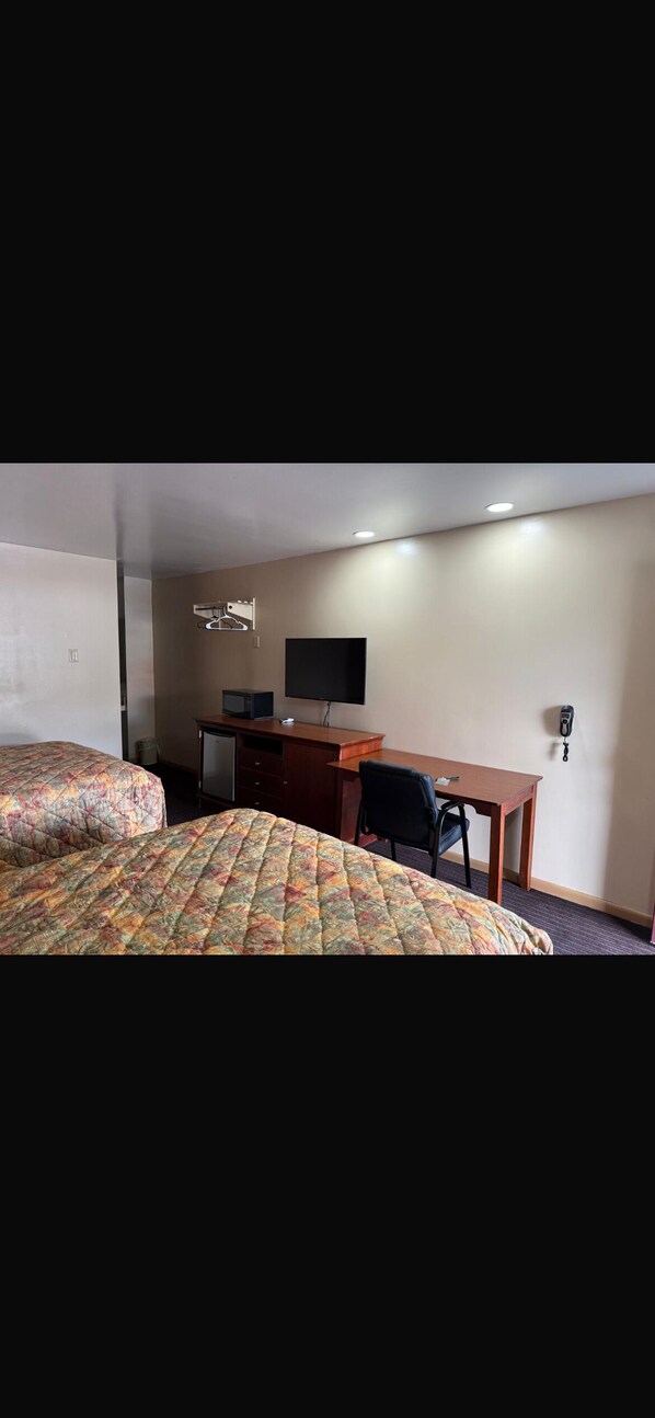 Standard Room, 2 Queen Beds | Free WiFi, bed sheets - Deluxe Inn (Hebron)