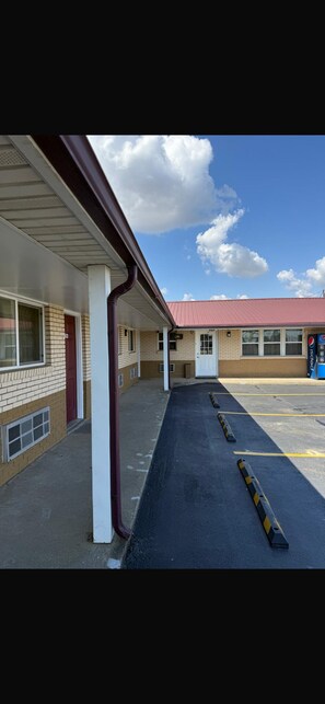 Front of property - Deluxe Inn (Hebron)