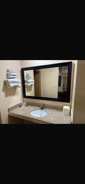 Standardzimmer, 2 Queen-Betten | Badezimmer | Duschwanne, Handtücher