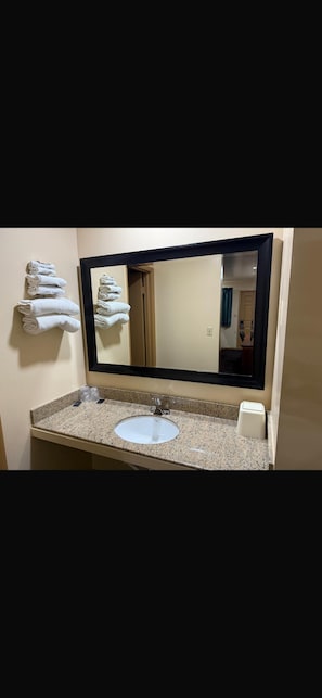 Standardzimmer, 2 Queen-Betten | Badezimmer | Duschwanne, Handtücher