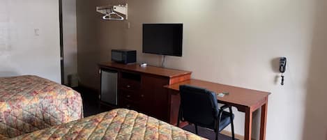 Standardzimmer, 2 Queen-Betten | Kostenloses WLAN, Bettwäsche