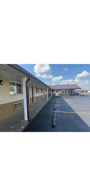 Front of property - Deluxe Inn (Hebron)