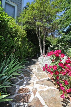 Garden - Bradford Place Inn & Gardens (Sonora)