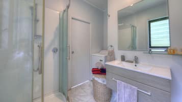 Departamento, 1 habitación | Baño | Regadera, amenidades de baño gratuitas, secadora de cabello, toallas