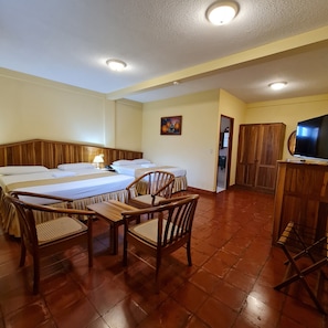 Junior Suite | Premium bedding, in-room safe, desk, free WiFi - Hotel Austria (León)