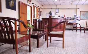Lobby sitting area - Hotel Austria (León)