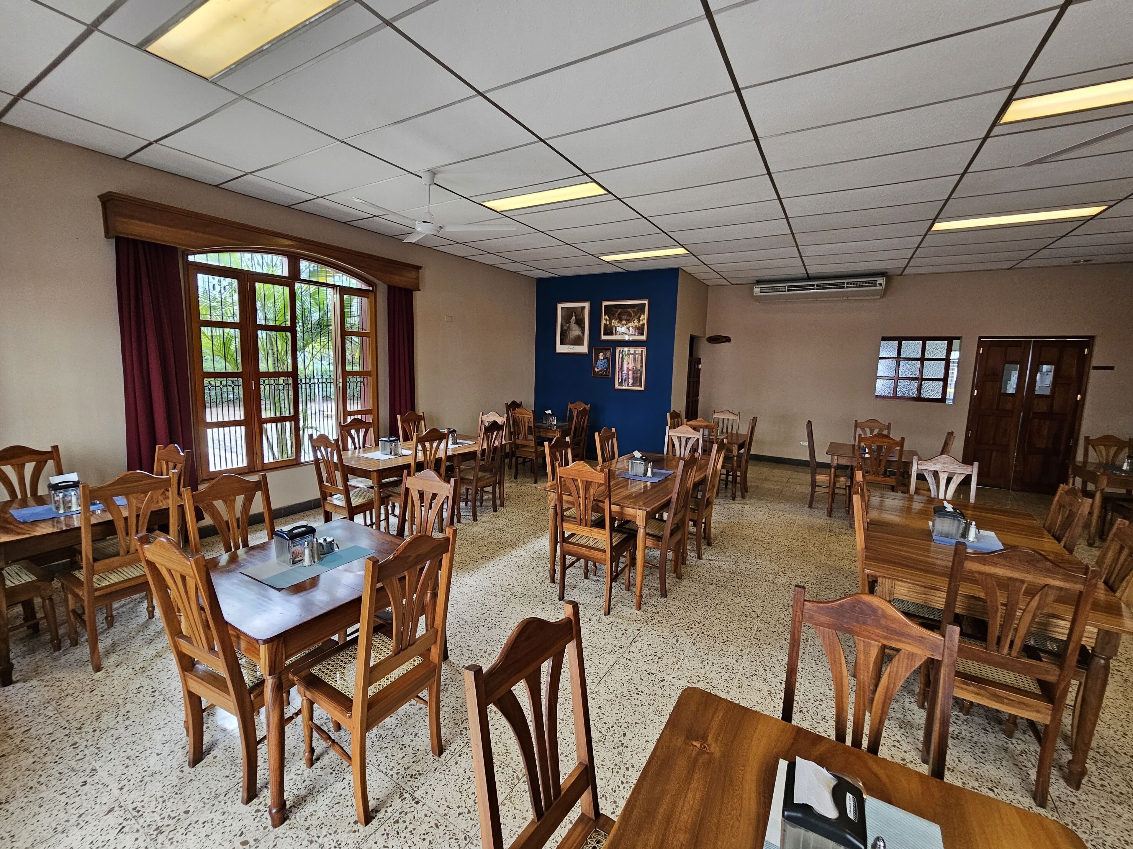 breakfast, lunch, dinner served; international cuisine