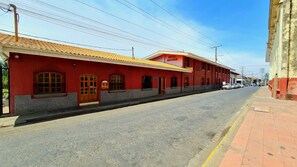 Un edificio rojo con un letrero que dice 'HOTEL AUSTRIA'.