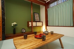 패밀리 하우스, 침실 여러 개 | 거실 공간 | 평면 TV