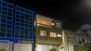 Ein mehrgeschossiges Gebäude mit Tiefgarage und Wohneinheiten im Obergeschoss.