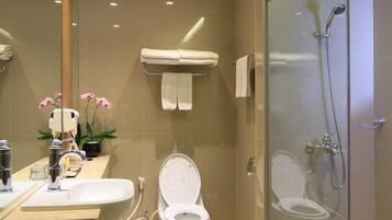 Phòng đôi Superior | Phòng tắm | Buồng tắm vòi sen, đồ dùng nhà tắm miễn phí, máy sấy tóc