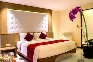 Junior Suite, Non Smoking | Minibar, in-room safe, desk, blackout drapes - West Point Hotel (Bandung)