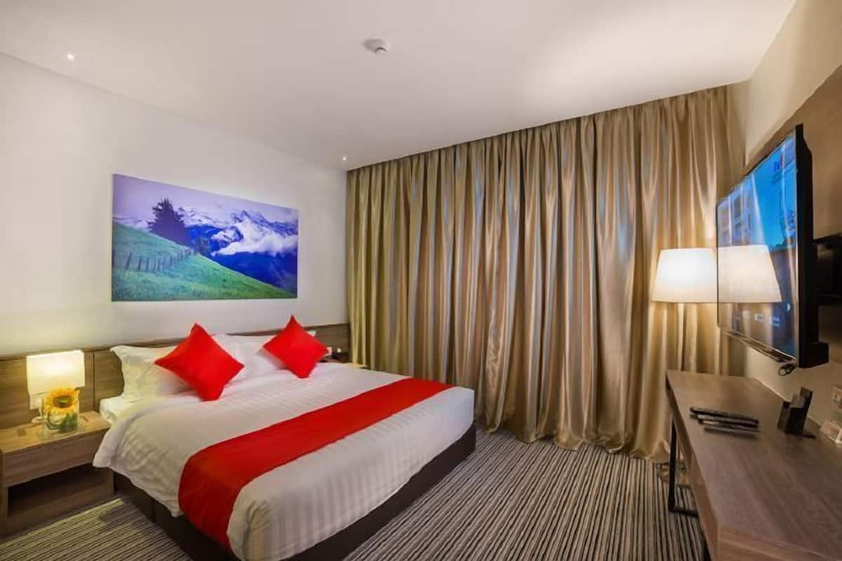 In-room safe, desk, WiFi (free), bed sheets