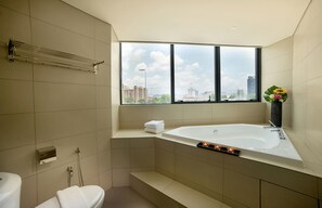 Suíte luxo, 1 cama King | Banheiro | Produtos de toalete grátis, secador de cabelo, toalhas de banho
