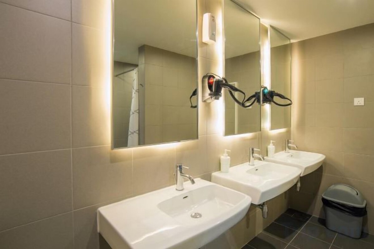 Kostenlose Toilettenartikel, Haartrockner, Handtücher